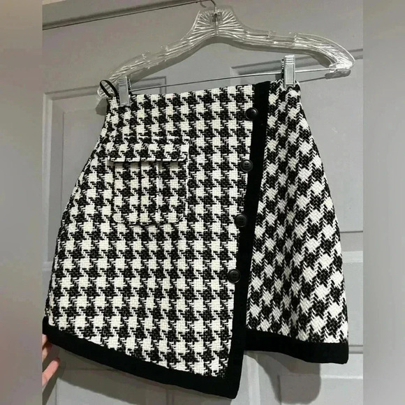 Ledin  Houndstooth mini skirt black & white shorts underneath in sise small NWT - Picture 1 of 13